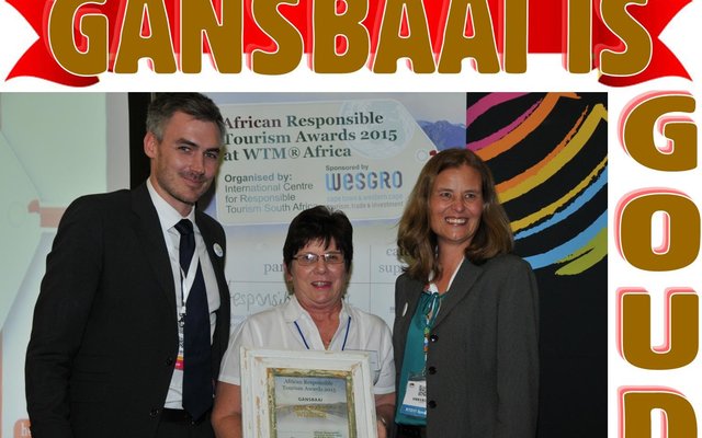 Vlnr is Tim Harris (Hoof Uitvoerende Direkteur: WESGRO), Glenda Kitley (Bestuurder: Gansbaai Toerisme) en Heidi van der Walt (Besturende Direkteur: Toerisme Afrika) tydens die oorhandiging van die sertifikaat vir Gansbaai as die Algehele Wenner